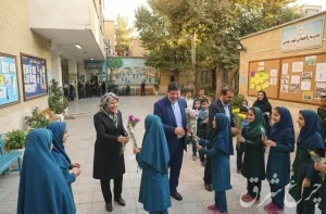 زنگ مهر در دماوند به صدا درآمد؛ بازگشت دانش‌آموزان به کلاس‌های درس پس از حدود ۷ ماه