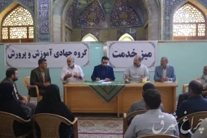 مدیران آموزش‌وپرورش دماوند در میز خدمت نماز جمعه با شهروندان گفت‌وگو می‌کنند